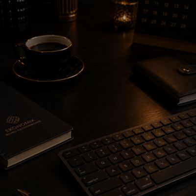 Nowoczesna przestrzeń pracy – Księgowość premium EKONOMIK Elegancki gabinet w biurze rachunkowym EKONOMIK w Poznaniu, charakteryzujący się nowoczesnym designem, ciemnymi ścianami i profesjonalną atmosferą pracy.